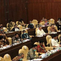 rapat-bareng-dpr-mentan-dan-jajarannya-pakai-kalung--antivirus--corona