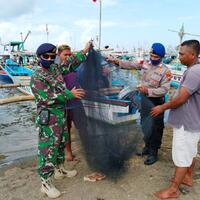 pos-tni-al-grajakan-pulangkan-nelayan-andon-asal-sukabumi-jawab-barat