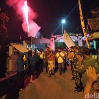 sembuh-usai-berperang-lawan-corona-pria-ini-disambut-warga-bak-pahlawan