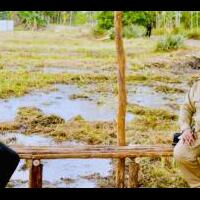 prabowo-posting-foto-serius-menyimak-presiden-jokowi-sambil-duduk-di-saung-kayu