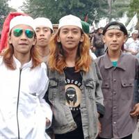 habib-bahar---ikut-demo-tolak-ruu-hip-massa-salat-asar-di-depan-kantor-ridwan-kamil