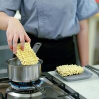 debat-netizen-masak-mi-instan-mi-duluan-vs-bumbu-duluan