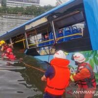 frustasi-rumah-mau-digusur-sopir-ini-nekat-ceburkan-busnya-ke-danau