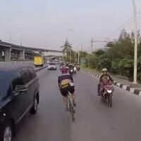 video-viral-pesepeda-lawan-arus-di-jalan-raya-hingga-masuk-dalam-gang-di-jakarta
