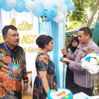 kapolsek-helvetia-berikan-kue-ulang-tahun-kepada-adhe-munita-nasution