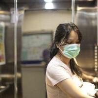 mengerikan-semenit-berada-di-lift-wanita-cina-tularkan-covid-19-kpada-puluhan-orang