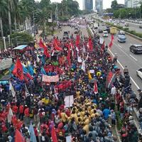 begini-penampakan-massa-buruh-yang-demo-di-sekitar-dpr-tolak-ruu-ciptaker