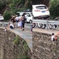 seorang-ayah-tega-letakan-anak-di-pinggir-tebing-curam-hanya-untuk-sebuah-foto