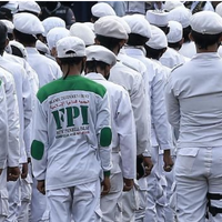 polisi-sekat-massa-demo-dpr-kanan-buruh-mahasiswa-kiri-fpi