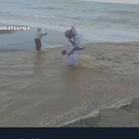 menegangkan-empat-siswi-nekat-menyeberangi-sungai-berarus-deras-demi-masuk-sekolah