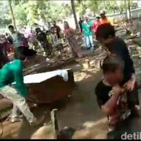 detik-detik-warga-pasuruan-membongkar-peti-jenazah-positif-covid-19