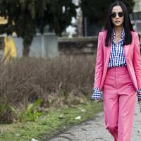 lupakan-putih-dan-navypink-adalah-warna-blazer-paling-trendi-saat-ini