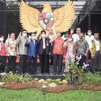 datangi-istana-masyarakat-dayak-dukung-ruu-pip