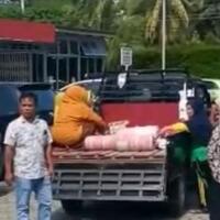 tragis-usai-melahirkan-seorang-ibu-meninggal-di-atas-mobil-bak-terbuka