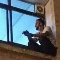 demi-tunggui-ibu-di-rs-karena-corona-anak-ini-rela-panjat-tembok