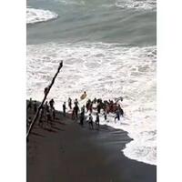 viral-para-wisatawan-menyelamatkan-dua-orang-yang-terombang-ambing-saat-akan-menepi