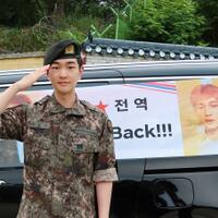 welcome-back-onew-leader-shinee-yang-menggemaskan
