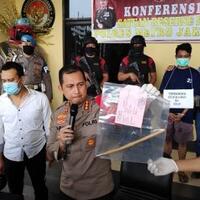 mayatnya-dibuang-ke-got-ayah-tiri-sadis-gebuki-bayi-pakai-besi-aluminium
