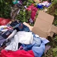 bantuan-korban-banjir-luwu-utara-berserakan-di-jalan-dan-semak-dibuang