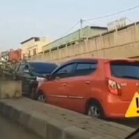 mobil-lawan-arah-bikin-macet-aja-enaknya-diapain-nih-gan