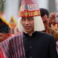 modis-ganjar-pranowo-bangga-pakai-baju-suku-kenyah-dari-kaltim