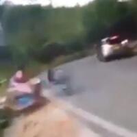 melaju-layaknya-pembalap-bocah-ini-terjatuh-dari-sepeda-hingga-masuk-ke-selokan