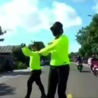 nekat-joget-di-tengah-jalan-pria-ini-terlibas-kendaraan-yang-melintas