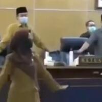 anggota-dewan-dan-plt-bupati-sidoarjo-joget-pinguin-sebelum-rapat