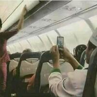 viral-video-pramugari-salat-di-pesawat-publik-lihatnya-adem-banget
