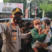banjir-air-mata-balita-korban-penculikan-peluk-erat-polwan-usai-ditemukan