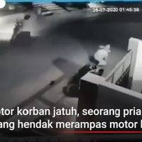viral-emak-emak-berhasil-menelanjangi-dan-merampas-celurit-dari-begal-seorang-diri