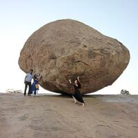 tak-tergoyahkan--batu-raksasa-ajaib--ini-melawan-gravitasi-selama-ribuan-tahun