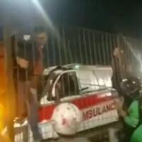 tabrak-truk-tronton-di-tol-kebon-jeruk-pengemudi-ambulans-tewas