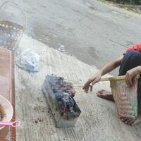 koki-cilik-satria-dan-fikar-lagi-bakar-sate-agan-mau