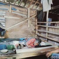 kisah-mbah-slamet-lumpuh-dan-tinggal-di-rumah-bambu-dekat-kandang-ayam
