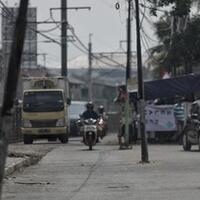 tiang-listrik-berdiri-di-tengah-jalan-kawasan-pasar-minggu