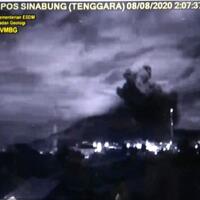 gunung-sinabung-kembali-erupsi-tinggi-kolom-2000-meter-dari-puncak