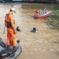 avanza-tercebur-di-sungai-mahakam-tiga-penumpang-belum-ditemukan