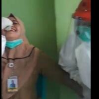 diduga-tegang-wanita-ini-remas-kemaluan-petugas-kesehatan-saat-swab-test