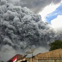 suasana-mencekam-gunung-sinabung-erupsi-15-menit-langit-genap-gulita