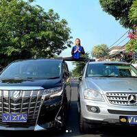 selangkangan-nggantung-inul-daratista-pamer-split-di-atas-2-mobil