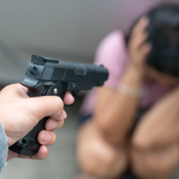 todongkan-pistol-seorang-anak-mencoba-merudapaksa-ibu-kandung