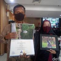 haru-ortu-gantikan-wisuda-putri-yang-meninggal-ipk-si-mahasiswi-390