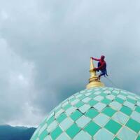 viral-penampakan--spiderman--di-atas-kubah-masjid-ternyata-ini-yang-dilakukannya