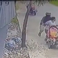 dikejar-kejar-aksi-pemotor-remas-dada-wanita-saat-bawa-bayi-terekam-cctv