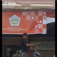 mirip-salib-sekelompok-orang-di-lhokseumawe-cat-ulang-spanduk-hut-ri-ke-75