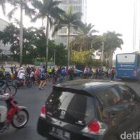 suasana-bundaran-hi-tanpa-cfd-tetap-banyak-warga-berolahraga