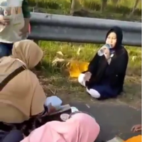 sungguh-unik-kelakuan-warga-indonesia-piknik-di-jalan-tol
