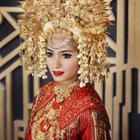 bukan-hanya-tiara-yang-memukau-6-suku-di-indonesia-ini-punya-mahkota-pengantin-unik