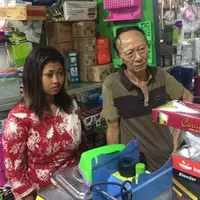 menikah-ke-9x-nya-dengan-gadis-29-tahunkakek-ini-memberi-mas-kimpoi-sepeda-motor